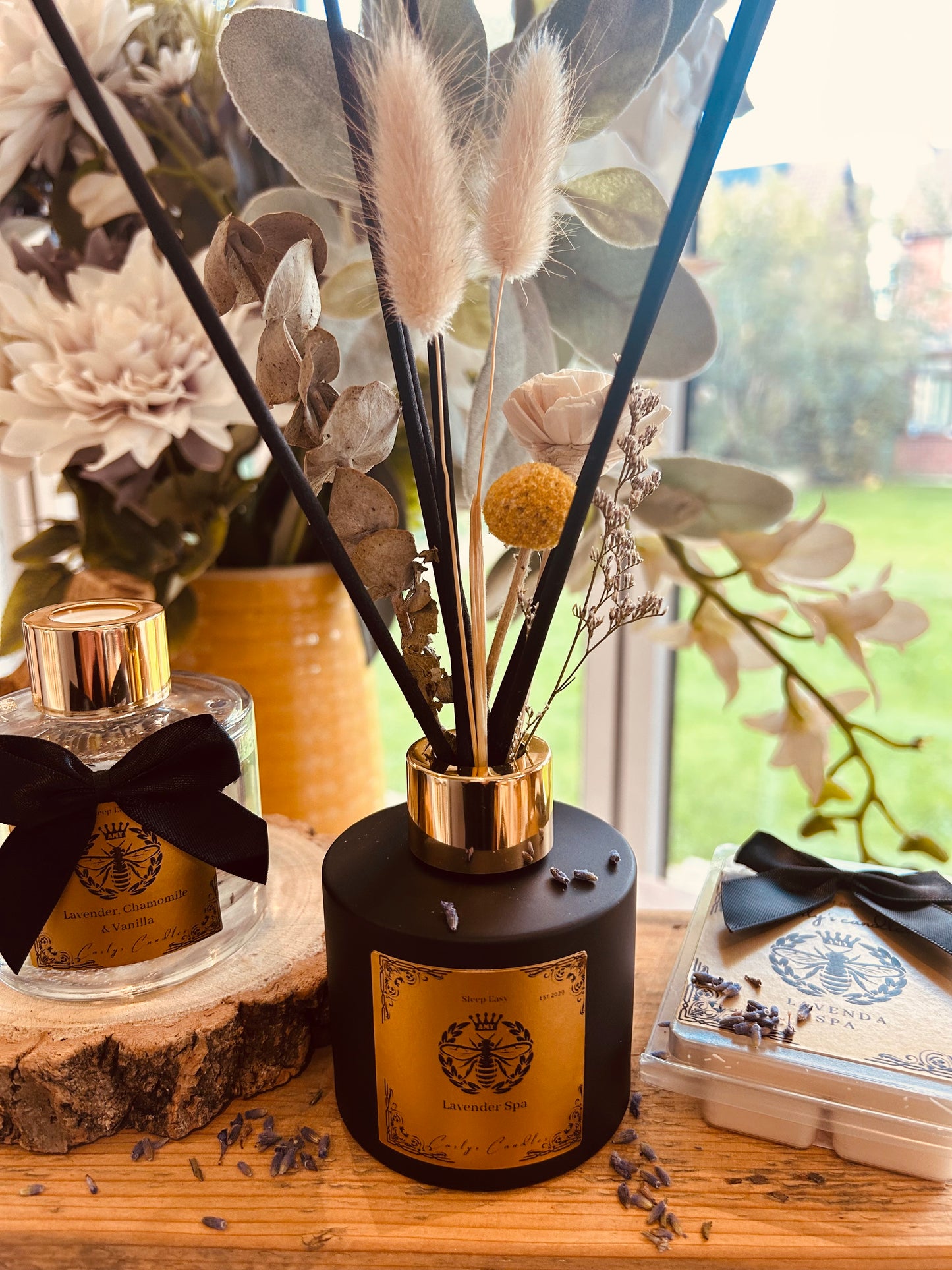 Lavender, Camomile & Vanilla Diffuser (flowers not included) - Carly's candles & wax melts
Elegant reed diffuser with chamomile, lavender, and vanilla oils