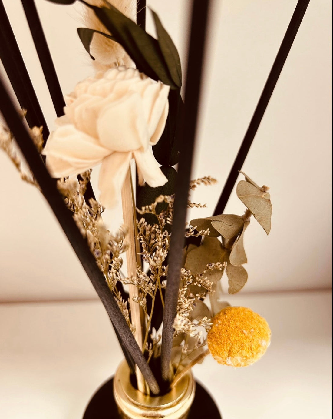 Discover 5 reasons to love our Cinnamon & Apple Reed Diffuser. Long-lasting, eco-friendly, and available with soy wax melts & diffuser refills—perfect for every season.