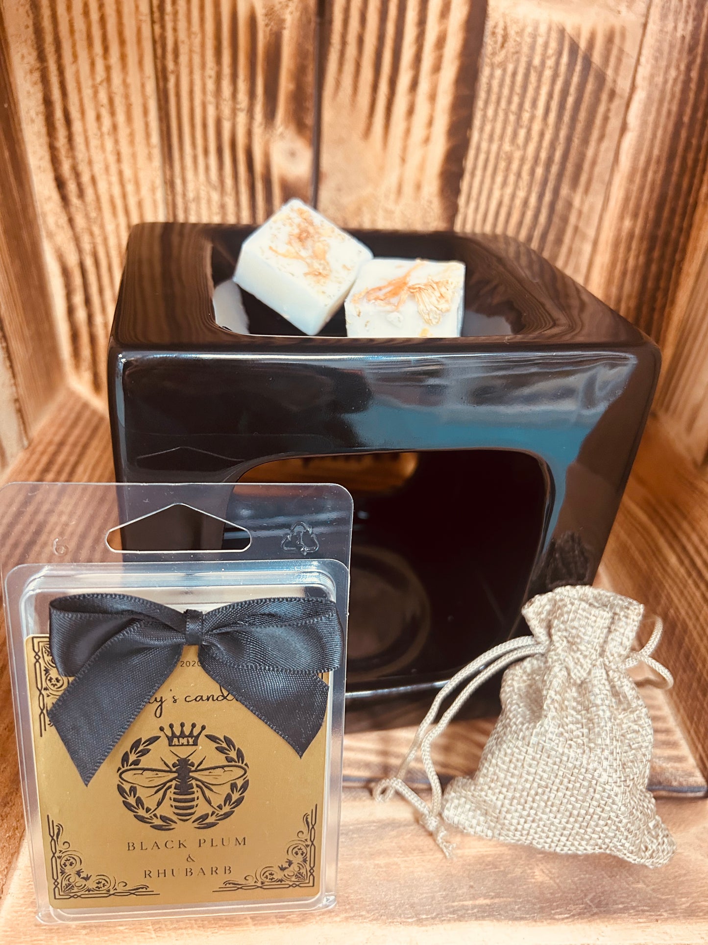 Large sized hat box - contains burner - tea lights - Black plum & Rhubarb soy wax melts