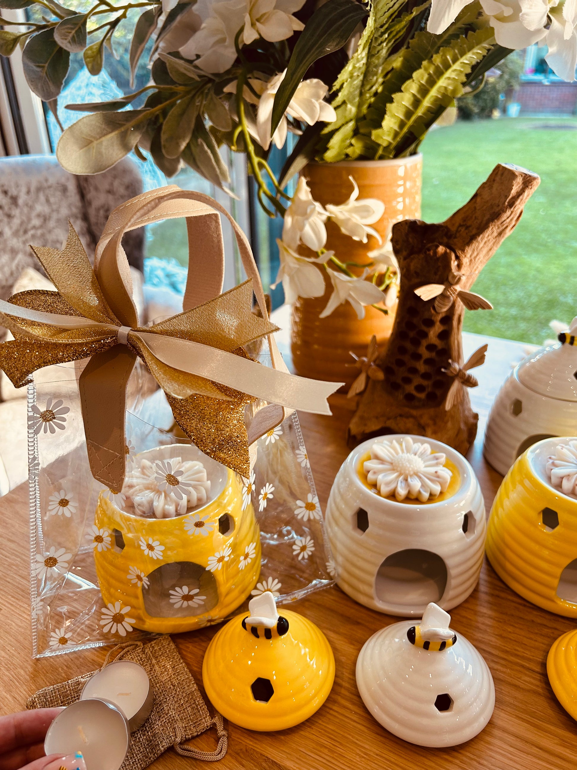 Bee tea light burner gift bag- Gift ideas- Home Fragrance- Strong Fragrances - Carly's candles & wax melts