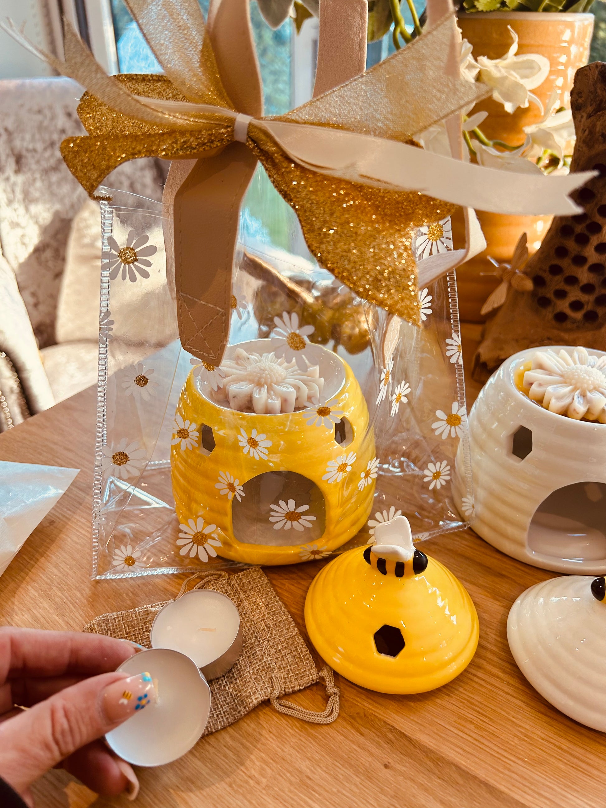 Bee tea light burner gift bag- Gift ideas- Home Fragrance- Strong Fragrances - Carly's candles & wax melts